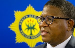 Polisieminister Fikile Mbalula maak glo planne om plaasmoorde te bekamp