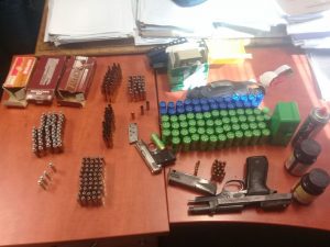 Polisie in Kaapse Vlakte lê beslag op arsenaal wapens