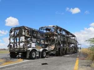 Jeugdiges van Vrystaatse Goudveld stop bus, beroof passasiers en stig brand