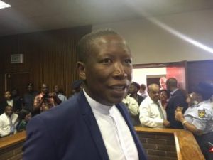 Malema terug in die hof nadat hy sy ondersteuners aangemoedig het om grond onwettig te beset