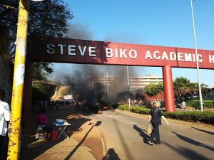 Stakende wagte brand bande by ingange na die Steve Biko-hospitaal in Pretoria