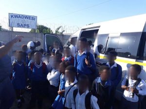 Die Afrika manier - 50 leerlinge in taxi met plek vir 15