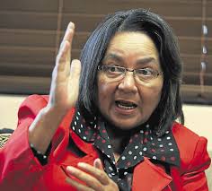 Kaapstadse burgemeester, Patricia de Lille klou soos klitsgras aan haar amp