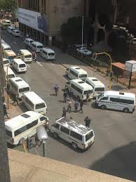 Verkeer tot stilstand geruk in Oos-Rand na taxi’s en bus dienste staak