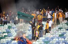 Geweld breek uit by Moses Madhiba Stadion - Gewoonte van brandsteek en afbreek ruk nou hand uit