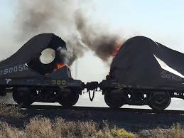 Rampokkers steek treinwaens aan die brand