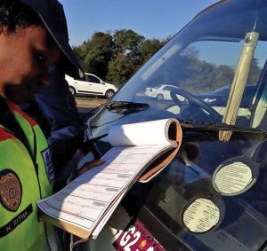 Taxi betrap met ‘lisensieskyfie’ van koerantpapier - Beslis net in Suid-Afrika