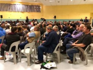 Honderde woon eerste openbare vergadering oor onteiening by in Springbok