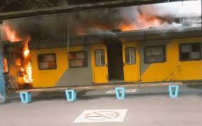 Afrikaner volk hou van vuur maak - Nog Kaapse treine aan brand gesteek