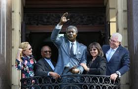 Veroordeelde terroris Nelson Mandela, kry R3.5 miljoen standbeeld in Kaapstad