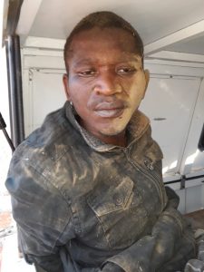 Vermeende plaasmoordenaar sny dak van vangwa oop om te ontsnap sonder dat polisie enige onraad vermoed