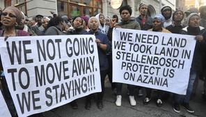 “Land or die”, “land is not for white people” - Onwettige grondbesetters buite Stellenbosch sê hulle gaan nêrens heen