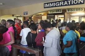 Onwettige Zimbabwiërs oorstroom SA agv stukkende rekenaars by grenspos