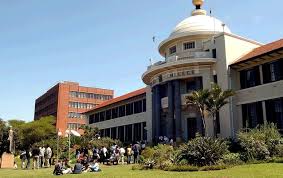 Oproerige studente wat sodanige gratis onderrig eis, brand gedeelte van Durban kampus af