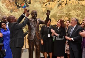 Suid-Afrikaanse belastingbetaler moes weer opdok vir die semi-god, Nelson Mandela na nuwe standbeeld onthul is in VSA