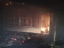 So word alles afgebrand en vernietig in SA - Barbare brand laaste raadsgebou in Heilbron-township af
