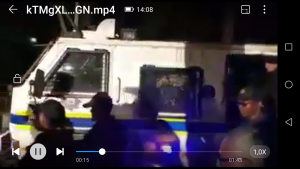 Herrie bars los toe paartjie met Njala-pantservoertuig van die polisie by ’n matriekafskeid in Newcastle in KwaZulu-Natal aankom