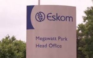 Eskom kondig afleggings aan, maar kenners meen die besparing sal slegs ’n druppel uit sie see wees