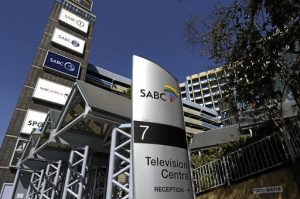Nasionale uitsaaier-SABC wat feitlik bankrot is, blaas miljoene rande van belastingbetalers se geld op partytjies en bonusse terwyl honderde werkers afgedank word