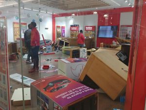 EFF barbare plunder en vandaliseer Vodacom-winkels in Polokwane-winkelsentrum in die naam van demokrasie, daar is nog geen arrestasies gemaak nie