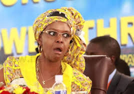 ’n Lasbrief is uitgereik vir die inhegtenisneming van Grace Mugabe op ’n aanklag van aanranding met die opset om ernstig te beseer – die presidents vrou sit dalk in die tjoekie die feesseisoen