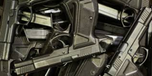 Kommer ná 100 wapens by vuurwapenhandelaar in Boksburg geroof is deur gewapende rowers