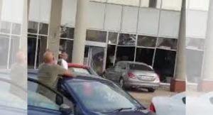 Woedende vrou hak heeltemal uit na onderonsie met teller, ry deur Standard Bank venster met haar Mercedes-Benz