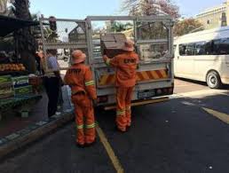 Ontevrede munisipale werkers bring Durban sentrale sake gebied tot stilstand deur strate te versper met afval