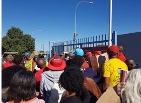 EFF lede ontwrig onderwys by Noord-Kaapse Hoërskool, voer aan dat leerders nie deur win onderwysers moet onderrig word