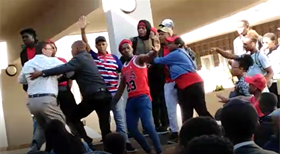 Betogende studente wys hul barbaarsheid - UV- finansiële hoof op kampus aangerand oor studentegeld