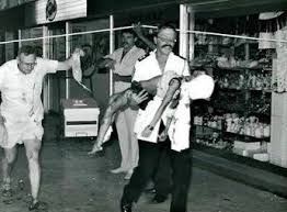 Zuma spog met sy aandeel in 1985-bom by Sanlam sentrum in Amanzemtoti waar 5 mense, onder wie kinders 2 kinders dood is en meer as 30 inkopiegangers ernstig beseer is in bloedbad