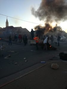 Aggressiewe jeugdige betogers saai amok vir derde agtereenvolgende dag op die N12 tussen Klerksdorp en Potchefstroom