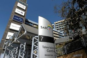Skrif is teen die muur, SABC besig om te sink in skuld - SABC sluit kantore en dank 37% van sy personeel af