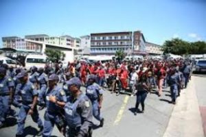 Afrikaner Barbarisme steek kop uit by Durbanse Universiteit van Tegnologie – 9 studente vas wat sekuriteitsbeampte aan die brand steek - Studente griewe ontaard in wetteloosheid