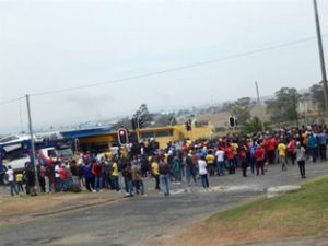 Totale anargie heers voort in SA – Studente brand Satelliet polisie stasie af – en wat doen die ANC-regime omtrent wanorde in SA?