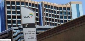 Bankrot SABC kry R2,1 miljard reddingsboei om wanbestuur voort te sit, uitvoerende hoof ontvang buitensporige bedrag van R3,9 miljoen vir 9 maande se werk