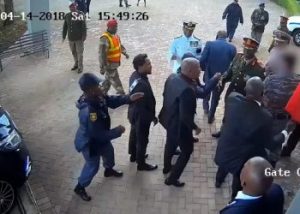 Malema word ontmasker as volslae leuenaar na video uitlek waar hy polisie offisier aanrand