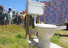 Toilet-skandaal – verskeie hooggeplaaste ANC amptenare vas na R650 miljoen tender toegeken is om 66,000 toilette te bou