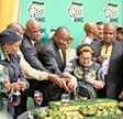 Die ANC-regerende party vreet koek terwyl SA in ’n krisis gedompel is